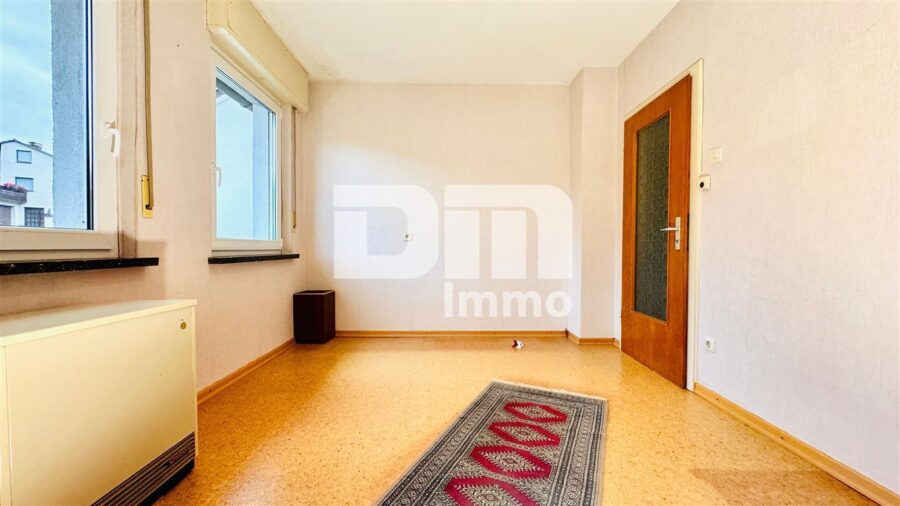 Ein- bis Zweifamilienhaus mit viel Potenzial in idyllischer Lagemit Terrasse und Garage - OG Wohn / Esszimmer / Zugang Balkon